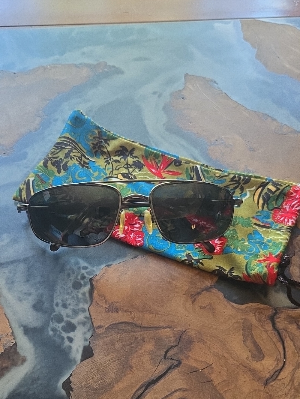 Maui Jim Kahuna Tortiseshell Sunglasses with Tropical Floral Pouch